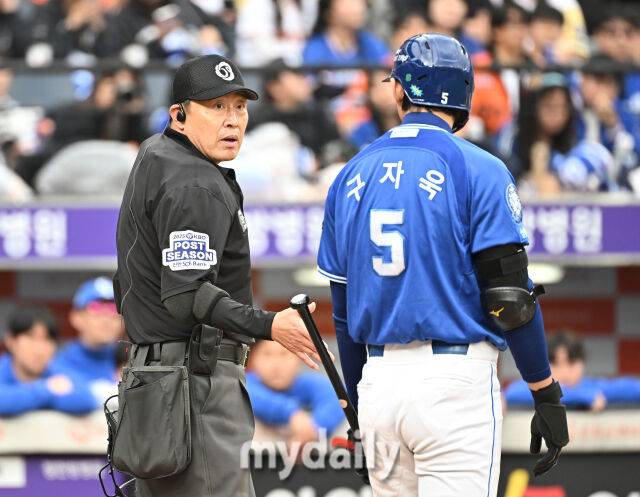 18일 오후 대전광역시 중구 대전 한화생명볼파크에서 진행된 '2025 프로야구 KBO리그 포스트시즌' 플레이오프(PO) 1차전 한화이글스와 삼성라이온즈의 경기. 박기택 구심이 구자욱에게 주의를 주고 있다./대전 = 송일섭 기자