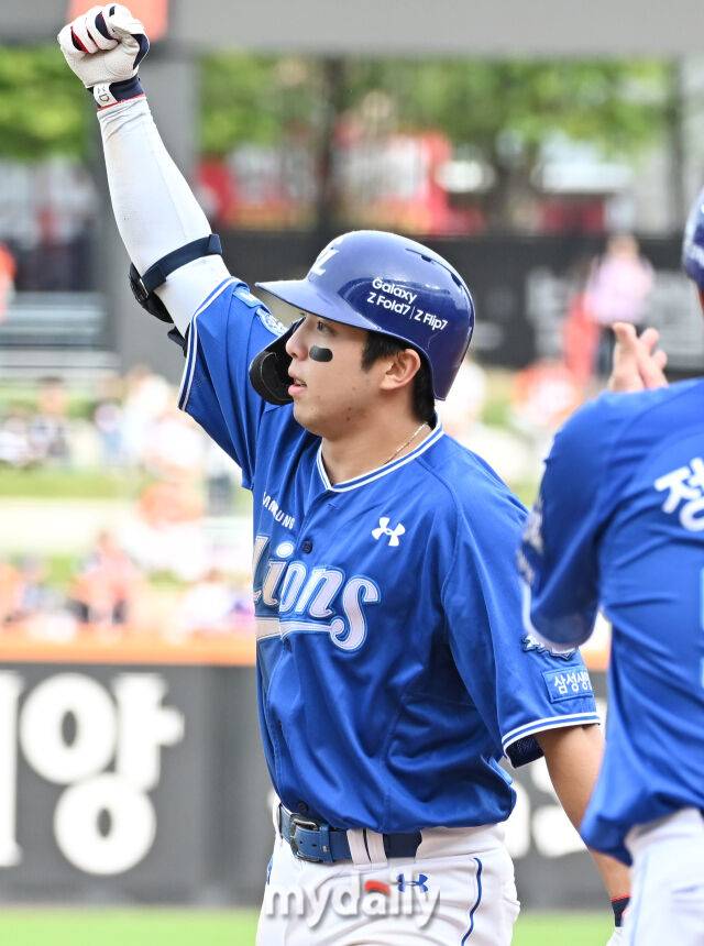 19일 오후 대전광역시 중구 대전한화생명볼파크에서 진행된 '2025 프로야구 KBO리그 포스트시즌' 플레이오프(PO) 2차전 한화이글스와 삼성라이온즈의 경기. 삼성 김영웅이 3회초 1사 2,3루서 2타점 적시타를 터뜨린 뒤 환호하고 있다./대전 = 송일섭 기자