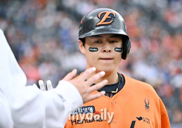 19일 오후 대전광역시 중구 대전한화생명볼파크에서 진행된 '2025 프로야구 KBO리그 포스트시즌' 플레이오프(PO) 2차전 한화이글스와 삼성라이온즈의 경기. 한화 노시환이 9회말 솔로홈런을 터뜨린 뒤 환호하고 있다./대전 = 송일섭 기자