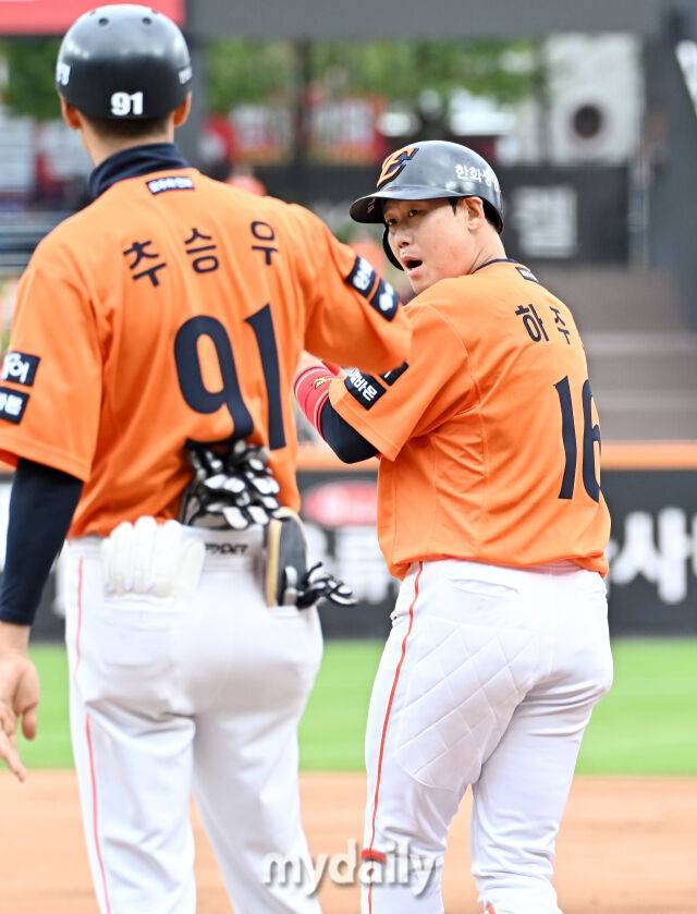 18일 오후 대전광역시 중구 대전 한화생명볼파크에서 진행된 '2025 프로야구 KBO리그 포스트시즌' 플레이오프(PO) 1차전 한화이글스와 삼성라이온즈의 경기. 한화 하주석이 2회말 선두타자로 나서 안타를 친 뒤 환호하고 있다./대전 = 송일섭 기자