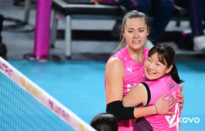 레베카와 포옹하는 서채현. 한국배구연맹