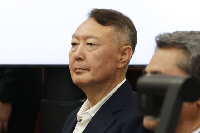 ▲윤석열 전 대통령이 26일 서울 서초구 서울중앙지법에서 열린 특수공무집행방해, 직권남용 권리행사방해 등 혐의 사건 1차 공판에 출석해 있다. ⓒ연합뉴스