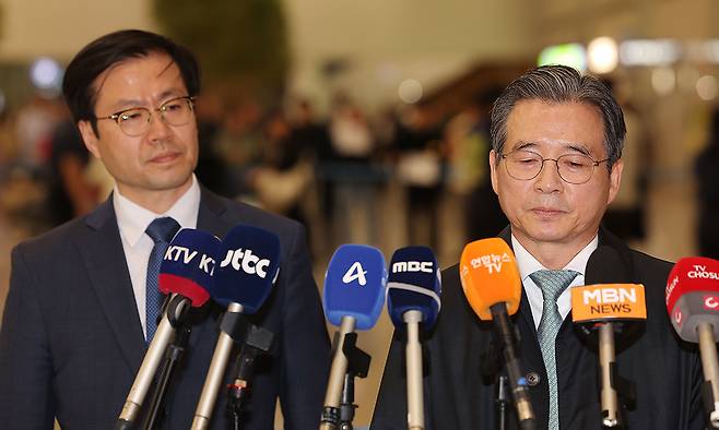 한미 관세협상 후속 논의를 위해 미국 워싱턴DC를 찾은 김용범 대통령실 정책실장(오른쪽)과 여한구 통성교섭본부장이 19일 인천국제공항 제2여객터미널을 통해 귀국한 뒤 취재진 질문을 듣고 있다. 연합뉴스