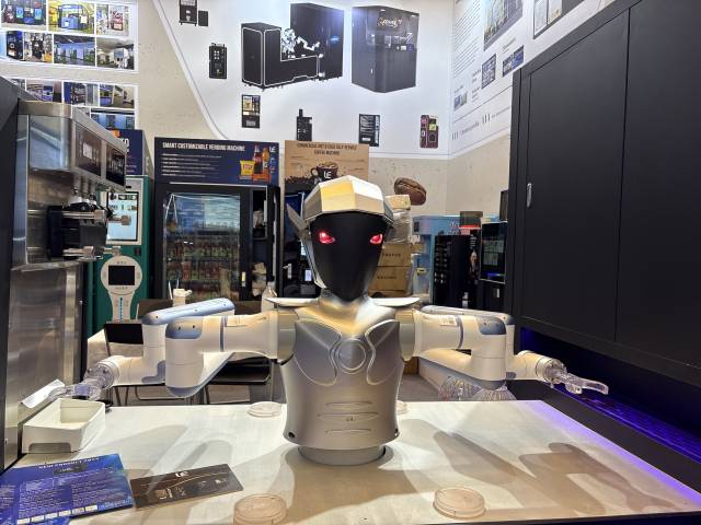 15일 중국 광둥성 광저우에서 열린 캔톤페어에서 휴머노이드 형태를 한 ‘로봇 바리스타’가 커피 만드는 과정을 시연하고 있다. 사진=김예솔 기자