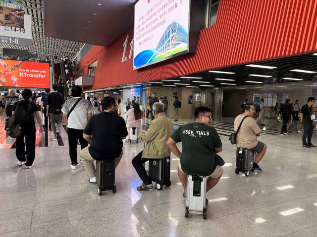 관람객들이 15일 중국 광둥성 광저우에서 열린 캔톤페어에서 전동 캐리어를 타고 이동하고 있다. 사진=김예솔 기자