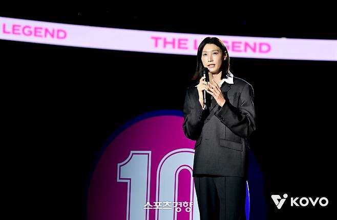김연경이 18일 인천 삼산월드체육관에서 열린 2025~2026시즌 V리그 개막전 흥국생명-정관장전 직후 은퇴식에서 소감을 밝히고 있다. KOVO 제공