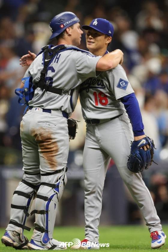 15일(한국 시각) 미국 위즈콘신주 밀워키에 위치한 아메리칸 패밀리 필드에서 펼쳐진 2025 미국 프로야구 메이저리그(MLB) 포스트시즌 내셔널리그 챔피언십 시리즈(NLCS·7전 4선승제) 2차전에서 야마모토 요시노부(오른쪽)가 승리 후 포수 윌 스미스와 포옹을 나누고 있다. /AFPBBNews=뉴스1