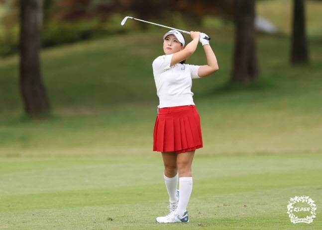 아이언샷을 날린 뒤 타구를 바라보는 이율린. /사진=KLPGT 제공