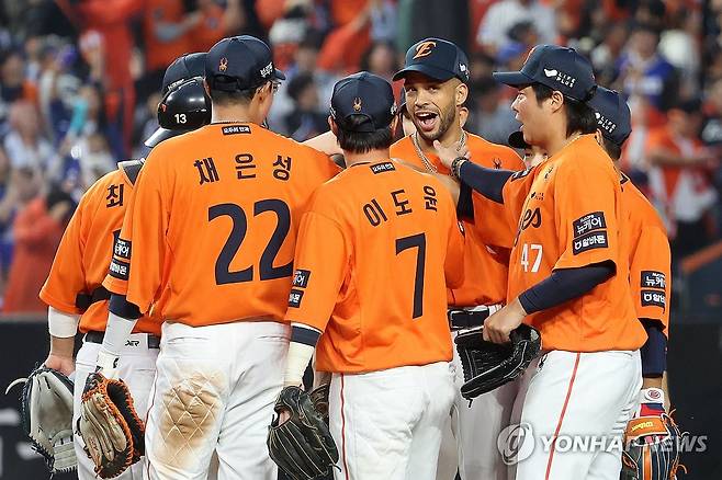 PO 1차전 승리는 한화 (대전=연합뉴스) 김준범 기자 = 18일 대전 한화생명 볼파크에서 열린 2025 KBO 프로야구 포스트시즌 플레이오프 1차전 삼성 라이온즈와 한화 이글스의 경기에서 승리한 한화 선수들이 기쁨을 나누고 있다. 2025.10.18 psykims@yna.co.kr