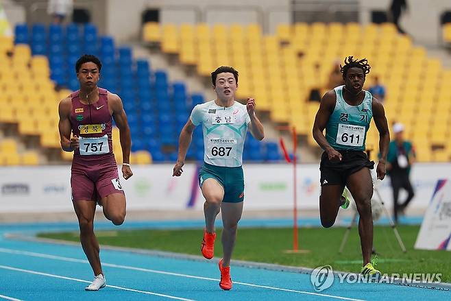 100m 결승 출전한 나마디 조엘진-서민준-비웨사 다니엘 가사마 (부산=연합뉴스) 신현우 기자 = 19일 부산 아시아드주경기장에서 열린 제106회 전국체육대회 육상 남자 100m 결승에서 나마디 조엘진(예천군청), 서민준(서천군청), 비웨사 다니엘 가사마(안산시청)가 달리고 있다. 2025.10.19 nowwego@yna.co.kr