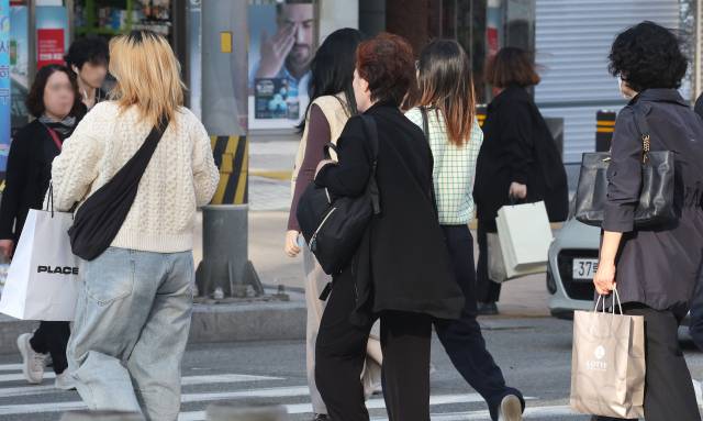 20일 부산·울산·경남 지역의 최저 기온이 7~16도로 떨어져 올해 가을 들어 가장 낮은 기온을 보였다. 이날 아침 부산 사하구 하단동에서 출근길 시민들이 발걸음을 재촉하고 있다. 정종회 기자 jjh@