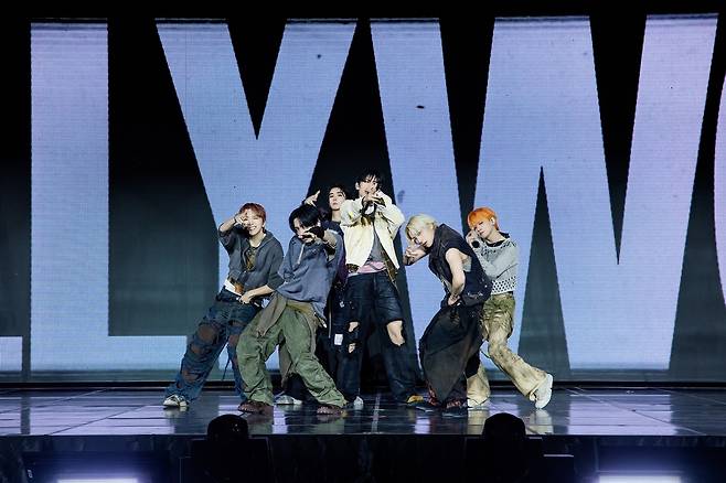 무대를 꾸미는 보이넥스트도어/KOZ 제공