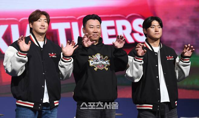 KIA 나성범, 이범호 감독, 김도영이 서울 잠실 롯데호텔 월드에서 열린 2025 KBO리그 미디어데이에서 포즈를 취하고 있다. 사진 | 최승섭기자 thunder@sportsseoul.com