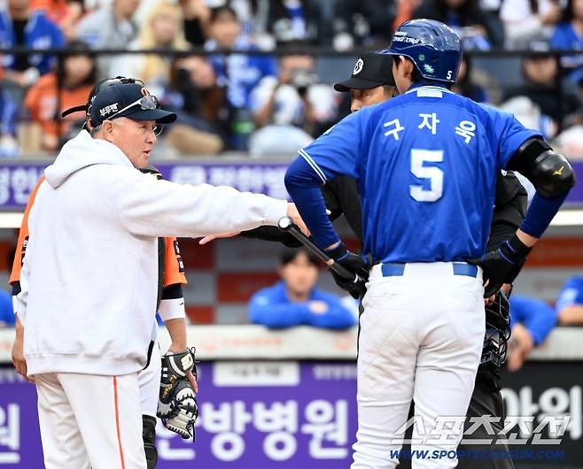 18일 대전한화생명볼파크에서 열린 삼성과 한화의 PO 1차전. 3회초 무사 1,3루 구자욱 타석�� 폰세의 투구 인터벌이 길어지며 신경전이 펼쳐졌다. 김경문 감독이 심판진과 이야기를 위해 그라운드로 나서고 있다. 대전=허상욱 기자wook@sportschosun.com/2025.10.18/