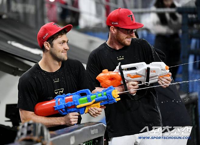 2일 광주 기아챔피언스필드에서 열린 SSG-KIA전. KIA가 7대2로 승리했다. 데뷔 첫 선발승을 거둔 이도현이 네일과 올러의 물총 세례를 받고 있다. 광주=정재근 기자 cjg@sportschosun.com/2025.10.2/