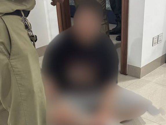 청년 팔에 문신이 가득해 '피해자가 아니라 범죄 용의자를 구출했다'는 비판에 대해선 김 의원은 "정 모 군은 제 지역구인 남양주을 주민의 아들로 부모가 시의원을 통해서 '제발 우리 아들 구출해달라'고 해 나선 것이었다"고 설명했다. 김병주 의원 페이스북