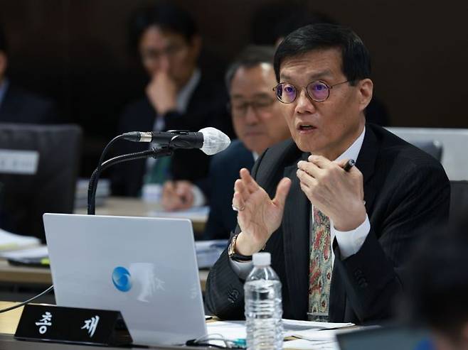이창용 한국은행 총재가 20일 서울 중구 한은에서 열린 국회 기획재정위원회의 한은 국정감사에서 의원 질의에 답하고 있다. 한국은행