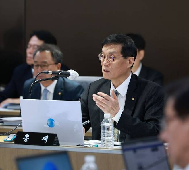 이창용 한국은행 총재가 20일 서울 중구 한은에서 열린 국회 기획재정위원회의 한은 국정감사에서 의원 질의에 답하고 있다. 한국은행