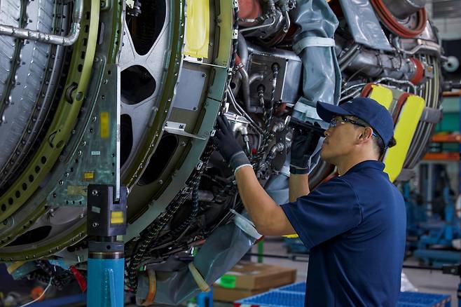 GE에어로스페이스의 엔진정비사업법인 ‘온윙서포트 코리아’의 엔지니어가 엔진을 정비하고 있다. 이 회사는 미국 신시네티에 있는 OWS 본사보다 더 많은 수리를 담당하는 규모로 성장했다. GE에어로스페이스 제공