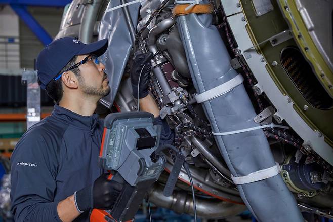 GE에어로스페이스의 엔진정비사업법인 ‘온윙서포트 코리아’의 엔지니어가 내시경으로 엔진 내부를 정비하고 있다.이 회사는 미국 신시네티에 있는 OWS 본사보다 더 많은 수리를 담당하는 규모로 성장했다. GE에어로스페이스 제공