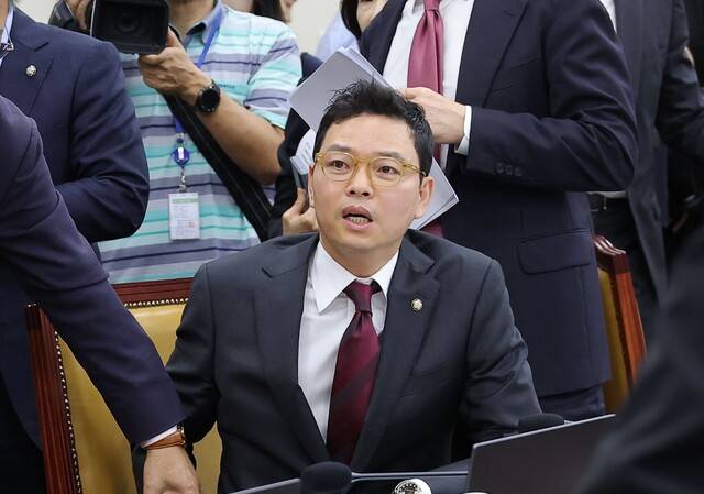 박정훈 국민의힘 의원이 10월 16일 국회 과학기술정보방송통신위원회에서 열린 2025년도 국정감사에서 휴대전화 문자 폭로 사태와 관련 최민희 위원장의 회의 진행에 대해 항의하고 있다. 연합뉴스