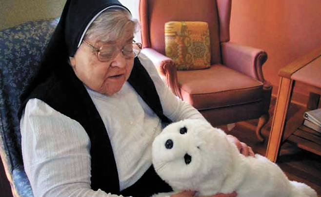 요양원에서 환자의 인지 자극 활동을 돕는 데 활용되고 있는 파로 로봇의 '파로'.