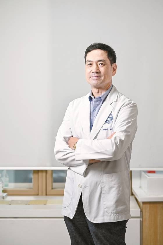 한수홍 분당차병원 정형외과 교수는 국내 수부상지 미세수술 분야의 전문가다.