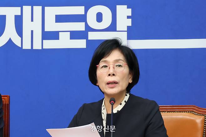 국회 과학기술정보방송통신위원장인 최민희 더불어민주당 의원이 20일 국회에서 열린 당 언론개혁특별위원회 ‘허위조작정보 근절안’ 발표 기자회견에서 발언하고 있다. 한수빈 기자