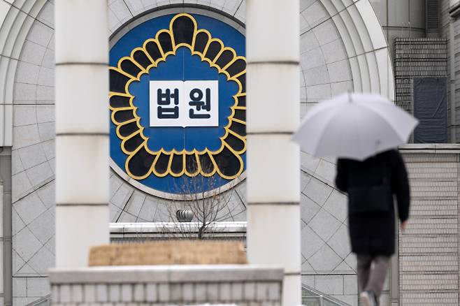 논현동 묻지마 방화·살해 사건 피의자 정상진은 2009년 5월12일 사형을 선고받았다. 사진은 법원 로고. /사진=뉴스1