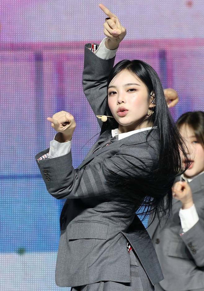 (서울=뉴스1) 권현진 기자 = 하츠투하츠(Hearts2Hearts) 이안이 20일 서울 용산구 블루스퀘어에서 가진 첫 미니앨범 ‘FOCUS’(포커스)를 발매 쇼케이스에서 타이틀 곡 ‘포커스’를 선보이고 있다. 2025.10.20/뉴스1 Copyright ? 뉴스1. All rights reserved. 무단 전재 및 재배포, AI학습 이용 금지. /사진=(서울=뉴스1) 권현진 기자