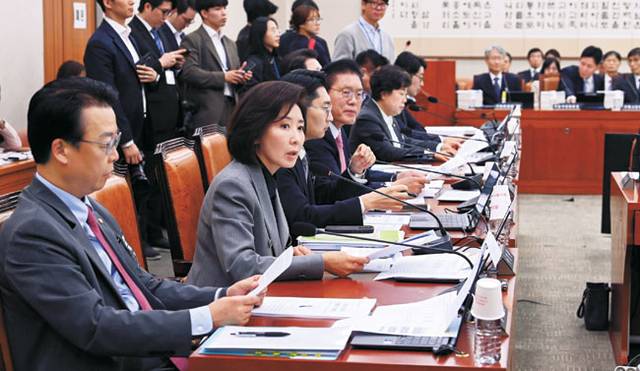 나경원 “이석 뒤 복귀” : 나경원(왼쪽 두 번째) 국민의힘 의원이 20일 오전 국회 법제사법위원회 서울고법 등 국정감사에서 남편이 법원장으로 있는 춘천지법과 관련해 신상 발언을 하고 있다. 나 의원은 “다른 위원 발언이 더 자유롭고 공정하게 이뤄지게 하기 위해서 이석했다가 제 질의시간에만 복귀하겠다”고 밝혔다. 곽성호 기자