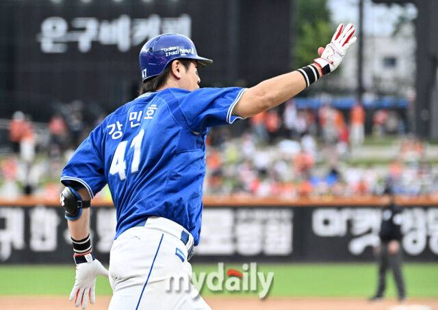 19일 오후 대전광역시 중구 대전한화생명볼파크에서 진행된 '2025 프로야구 KBO리그 포스트시즌' 플레이오프(PO) 2차전 한화이글스와 삼성라이온즈의 경기. 삼성 강민호가 9회초 2사 1루서 2점 홈런을 터뜨린 뒤 베이스를 돌고 있다./대전 = 송일섭 기자