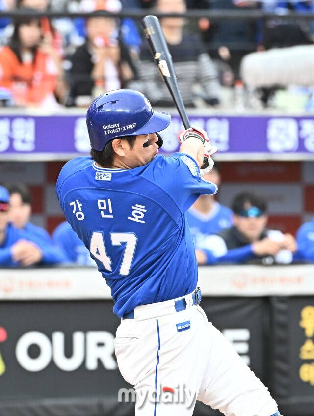 19일 오후 대전광역시 중구 대전한화생명볼파크에서 진행된 '2025 프로야구 KBO리그 포스트시즌' 플레이오프(PO) 2차전 한화이글스와 삼성라이온즈의 경기. 삼성 강민호가 9회초 2사 1루서 2점 홈런을 터뜨리고 있다./대전 = 송일섭 기자