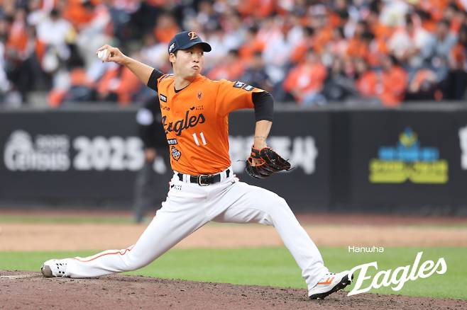 한화 엄상백이 19일 삼성과 PO 2차전에서 투구하는 모습. 한화 이글스