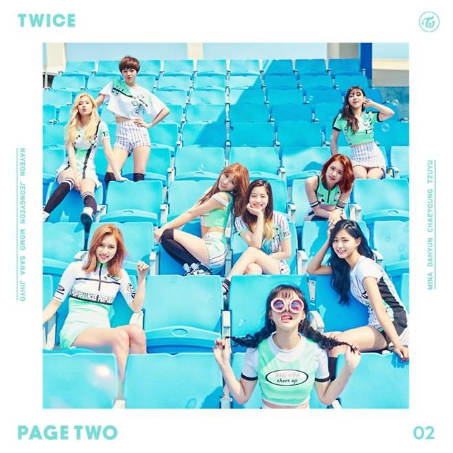 트와이스 미니 2집 '페이지 투'. 이른바 '샤샤샤' 열풍을 일으킨 메가 히트곡 '치어 업'이 실린 앨범이다. JYP엔터테인먼트 제공