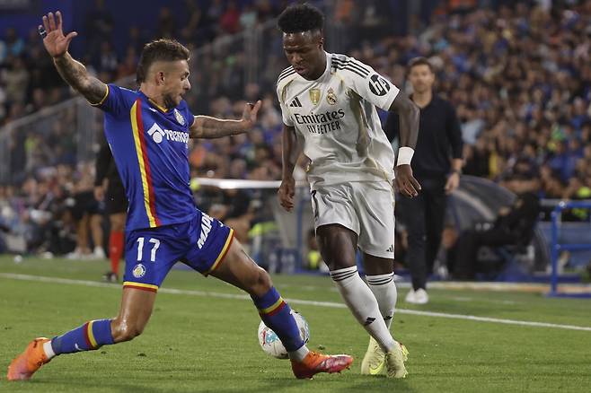 레알 마드리드 비니시우스가 20일 헤타페전에서 키코 페메니아의 수비를 뚫고 돌파하고 있다. EPA연합뉴스