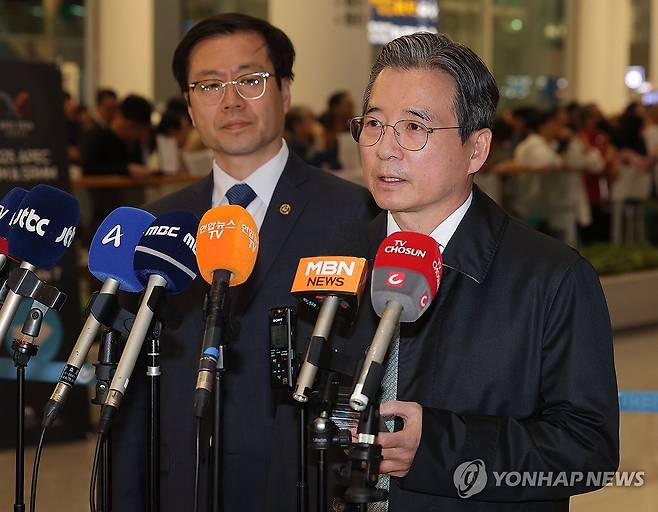 김용범 정책실장, 관세협상 후속 논의 후 귀국 (영종도=연합뉴스) 류영석 기자 = 한미 관세협상 후속 논의를 위해 미국 워싱턴DC를 찾은 김용범 대통령실 정책실장(오른쪽)과 여한구 통성교섭본부장이 19일 인천국제공항 제2여객터미널을 통해 귀국한 뒤 발언하고 있다. 2025.10.19 ondol@yna.co.kr