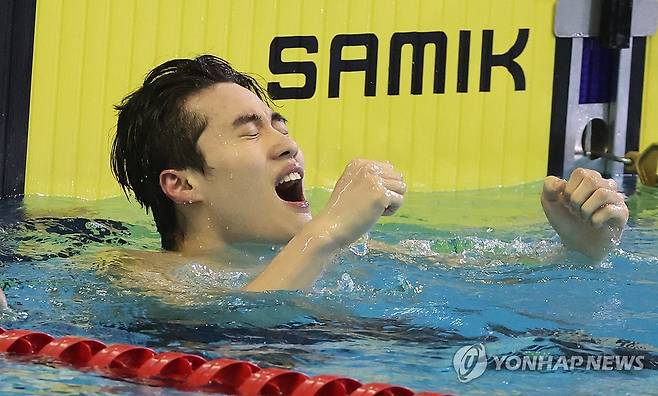 환호하는 황선우 (부산=연합뉴스) 강선배 기자 = 20일 오후 부산 동래구 사직실내수영장에서 열린 제106회 전국체육대회 수영 남자일반부 자유형 200m 결승에서 황선우(강원도청)가 기록을 확인하고 환호하고 있다. 2025.10.20 sbkang@yna.co.kr