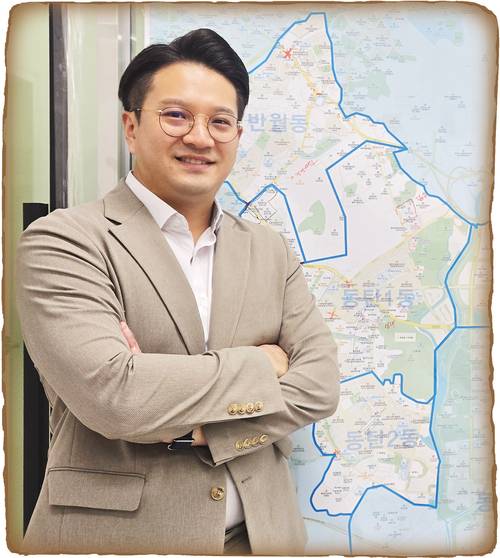 전용기 더불어민주당 국회의원은 정치 행보 전에도, 이후에도 대의 민주주의, 집단지성의 힘을 믿어왔다. “좋은 일이든, 나쁜 일이든 함께 고민하고 문제를 해결해 나가는 게 결국 정치인이 추구해야 할 일”이라는 전 의원이 자신의 지역구를 소개한 후 포즈를 취하고 있다.