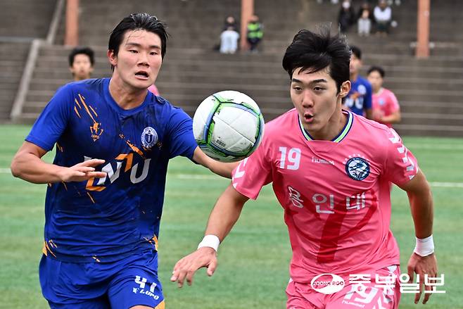 21일 부산 동명대 운동장에서 열린 제106회 전국체육대회 축구 남자대학부 단체전 준결승 경기에서 양준영(용인대)와 김승찬(인천대)이 치열한 볼다툼을 하고 있다. 부산=김경민기자