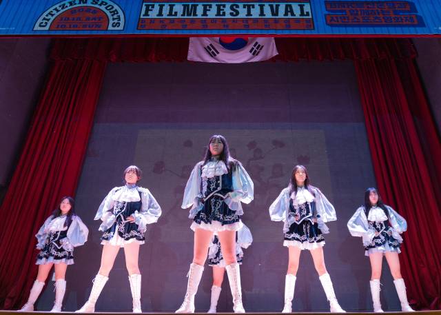 액션 치어리팅팀 슈팅스타 주니어 ‘리브’가 열정의 무대를 선보이고 있다. 모퉁이극장 제공