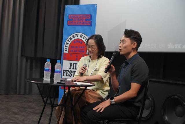 GV에 참석한 정재진 마라톤챌린저 훈련팀장이 관객들과 이야기를 나누고 있다. 모퉁이극장 제공