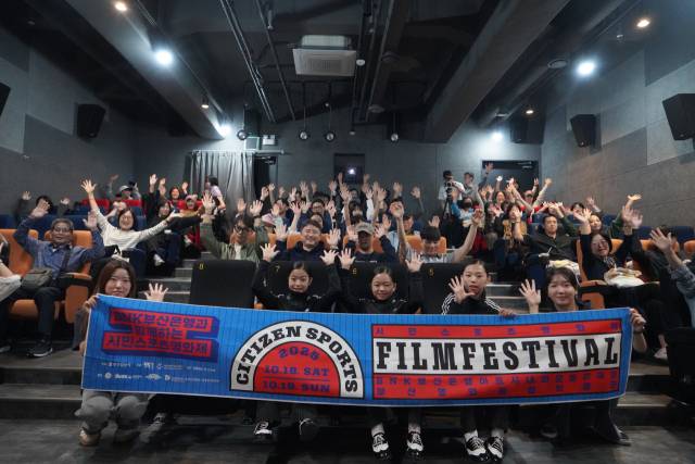 영화제 둘째 날 빌리 엘리어트 상영이 끝나고 관객들이 기념 사진을 찍고 있다. 모퉁이극장 제공