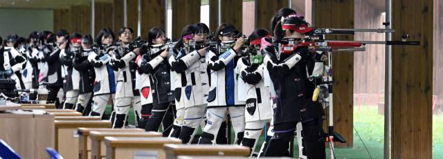 21일 창원시 의창구 창원국제사격장에서 열린 제106회 전국체육대회 사격 여자일반부 50m 소총 3자세 본선에서 선수들이 서서 쏴 자세로 경기를 펼치고 있다./김승권 기자/