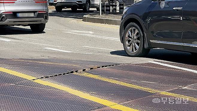 지난 20일 오전 찾은 광주 서구 풍암동 도시철도 2호선 1단계 3공구 공사현장. 복공판과 복공판 사이 틈이 벌어져 운전자들이 불편을 겪고 있다.