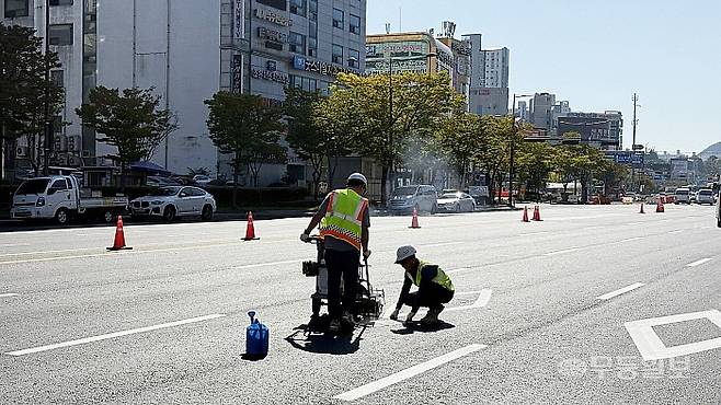 지난 20일 오전 찾은 광주 서구 치평동 도시철도 2호선 1단계 1공구 공사현장. 작업자들이 포장된 도로 위에 전방에 횡단보도가 있음을 알리는 표시를 그리고 있다.