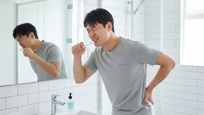 디스크, 협착 수술 후에는 세수나 양치를 할 때 무릎을 굽혀 자세를 낮춰야 한다|출처: Gemini 생성