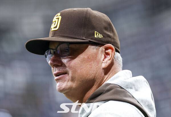 지난해 3월 20일 오후 서울 고척스카이돔에서 미국프로야구(MLB) 공식 개막전 LA다저스 대 샌디에이고 파드리스 경기에 앞서 샌디에이고 파드리스 마이크 실트 감독이 훈련을 지켜보고 있다./사진=뉴시스