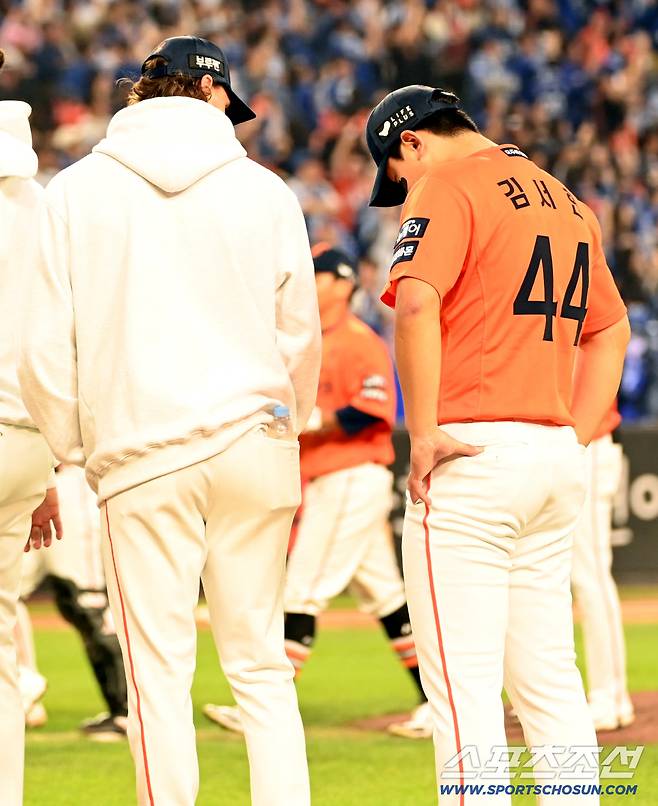 18일 대전한화생명볼파크에서 열린 삼성과 한화의 PO 1차전. 한화가 9대8로 승리했다. 승리에도 아쉬움을 감추지 못하는 김서현의 모습. 대전=허상욱 기자wook@sportschosun.com/2025.10.18/