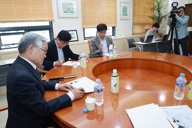 한국프로축구연맹, 'SNS로 판정 불만' 전북 포옛 감독 상벌위 개최
(서울=연합뉴스) 신현우 기자 = 21일 서울 종로구 신문로 축구회관에서 열린 K리그1 전북 현대 거스 포옛 감독 관련 한국프로축구연맹 상벌위원회에 앞서 조남돈 위원장 등 위원들이 자료를 살피고 있다.
포옛 감독은 지난 3일 제주월드컵경기장에서 열린 제주SK FC와 하나은행 K리그1 2025 32라운드 원정에서 1-1로 비긴 뒤 자신의 SNS에 심판 판정과 관련한 불만을 표출했다. 2025.10.21
nowwego@yna.co.kr
(끝)
<저작권자(c) 연합뉴스, 무단 전재-재배포, AI 학습 및 활용 금지>